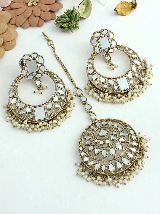 Traditional Indian maang tikka and earrings set.