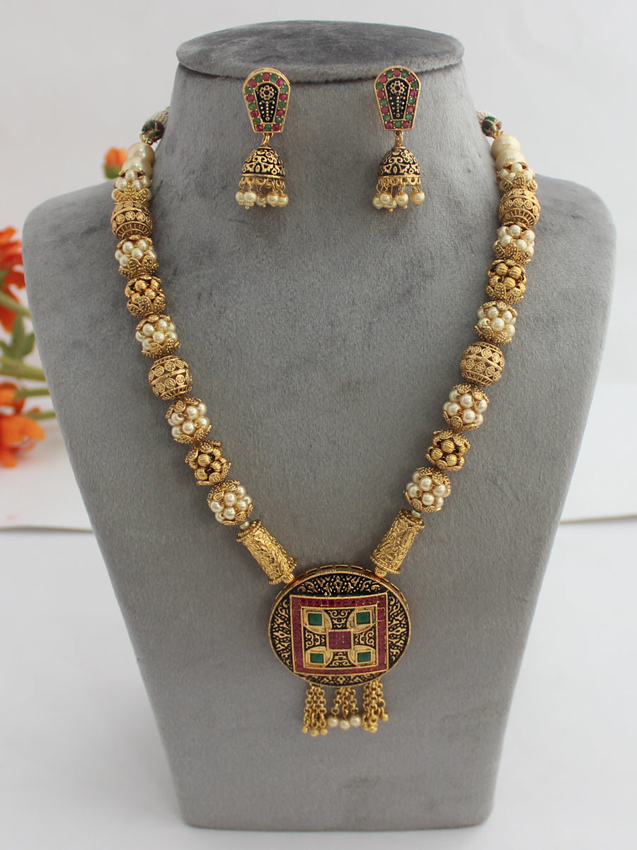 Archana Pendant Necklace Set-Multicolor